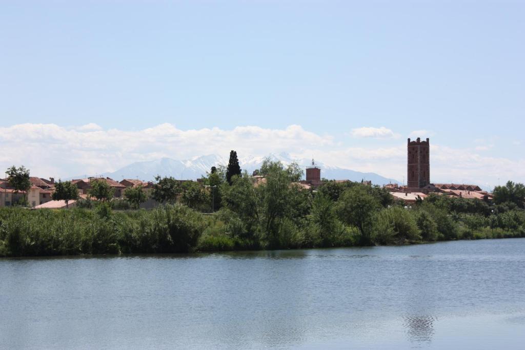 Hotel" La Tour De L'Horloge " Rivesaltes Dış mekan fotoğraf