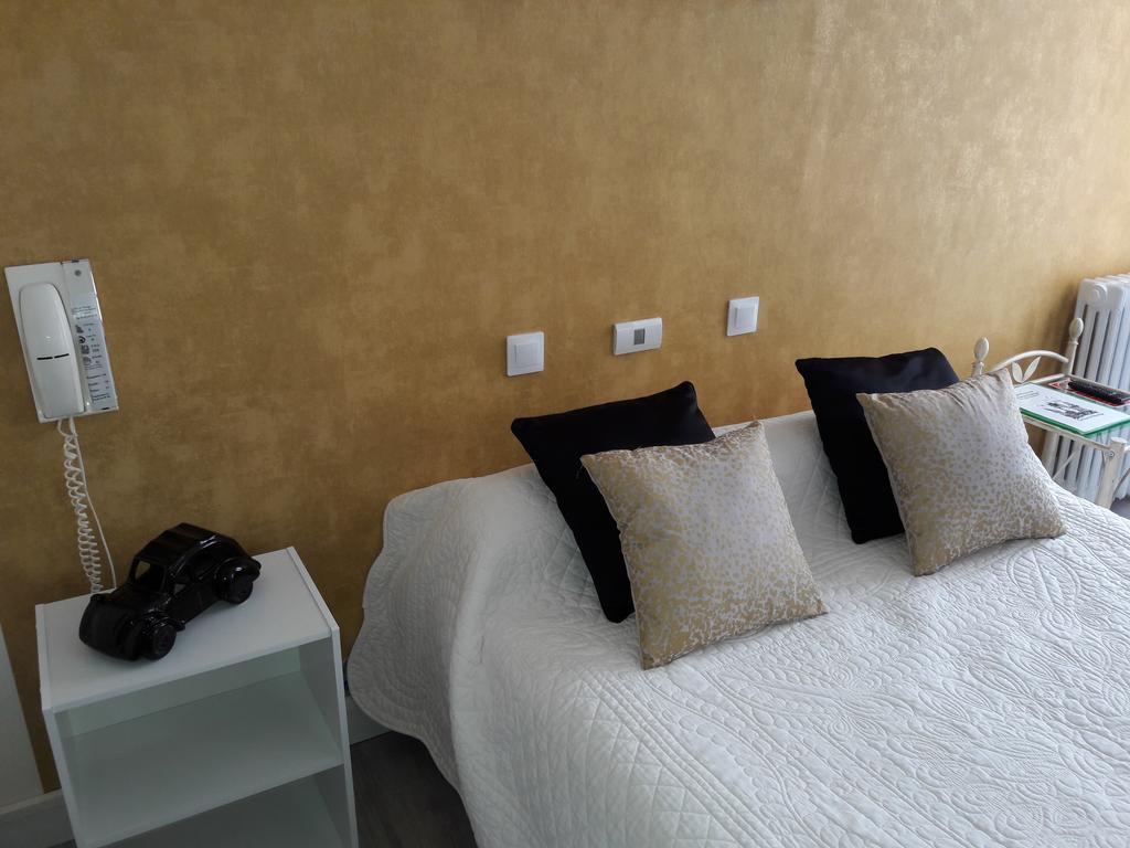 Hotel" La Tour De L'Horloge " Rivesaltes Dış mekan fotoğraf